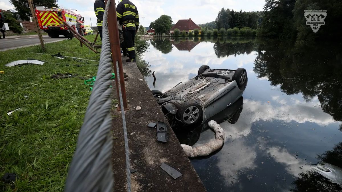 Opilec bez papírů utopil auto v rybníku na Trutnovsku, pak odešel a napadl policistu